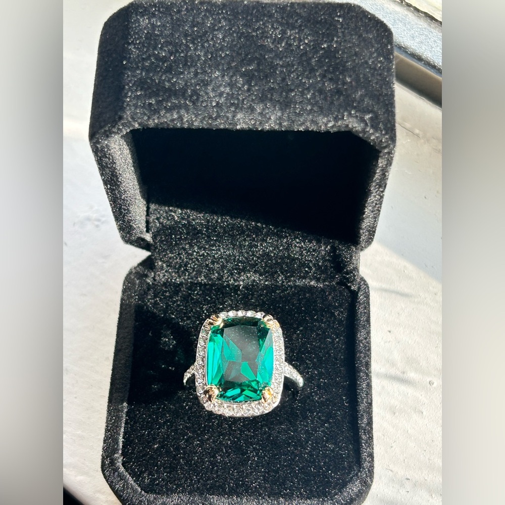Size 8 - Beautiful Teal Green Cocktail Ring, Large Center Stone - Picture 5 of 17